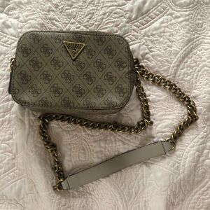 GUESS womens Noelle Crossbody Camera, Latte Logo, One Size US